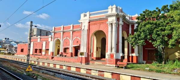 பெரிய இரும்பு வாகனம்