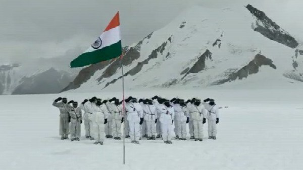 Indian Army Unfurled National Flag At Siachen Glacier Indian Army Unfurled National Flag At Siachen Glacier