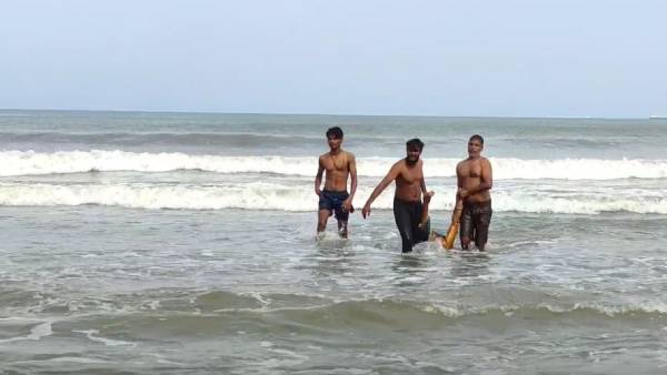பைபர் படகில் மீட்பு