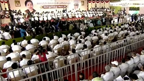 அடுத்து என்ன செய்யலாம்?.. கிரீன்வேஸ் சாலையில் குவிந்த ஆதரவாளர்கள்.. ஓபிஎஸ் இபிஎஸ் தனித்தனியே ஆலோசனை 