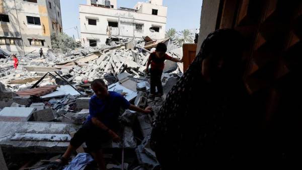 Israel launched a surprise airstrike on Gaza; Children are pitiful victims Israel launched a surprise airstrike on Gaza; Children are pitiful victims