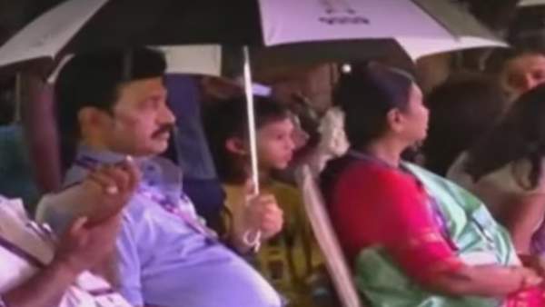 கையில் குடை! செஸ் ஒலிம்பியாட் நிகழ்ச்சிகளை ரசித்த முதல்வர் ஸ்டாலின்! குடும்பத்தினருடன் திடீர் விசிட்