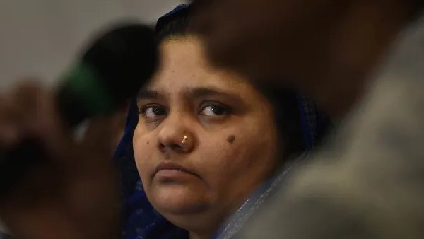 பில்கிஸ் பானு.. 11 பேர் விடுதலை செய்யப்பட்டது தவறு.. முன்னாள் அதிகாரிகள் தலைமை நீதிபதிக்கு கடிதம் 