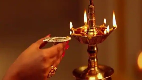 எந்த திசையில் ஏற்றுவது நல்லது