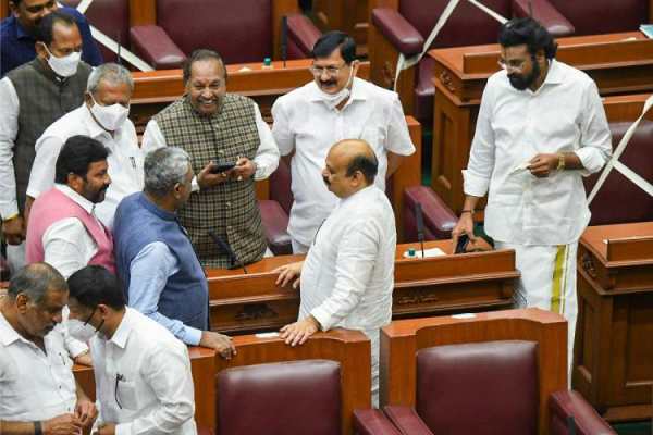 ரைட்டு.. அடுத்த ஆண்டு சட்டசபை தேர்தல்.. மதமாற்ற தடைச் சட்டம் கொண்டுவந்த கர்நாடக பாஜக அரசு!
