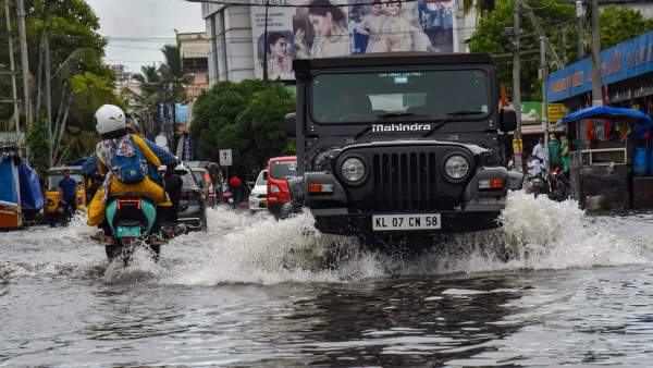  கேரளாவில் அதி தீவிர மழை.. இடுக்கி உள்ளிட்ட 4 மாவட்டங்களுக்கு ரெட் அலர்ட்!. மக்களுக்கு எச்சரிக்கை