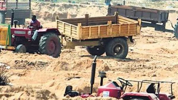 உபியில் மணல் மாபியா கும்பல் அராஜகம்: சுங்கச்சாவடி தடுப்புகளை உடைத்துக்கொண்டு பாய்ந்த 13 டிராக்டர்கள் 