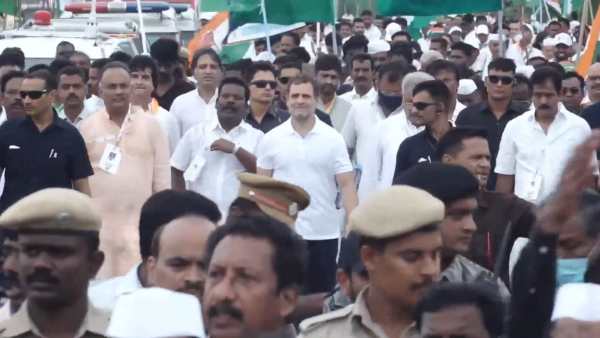 நீட் தேர்வு முடிவுகள் வெளியீடு.. சமயம் பார்த்து ராகுல் காந்தி சந்தித்த நபரை பாருங்க.. என்ன பேசினார்? 