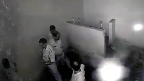 Bihar SP detains police officials in Lock up For Whole Night Bihar SP detains police officials in Lock up For Whole Night