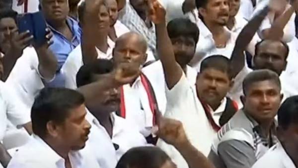தர்ணா போராட்டம்