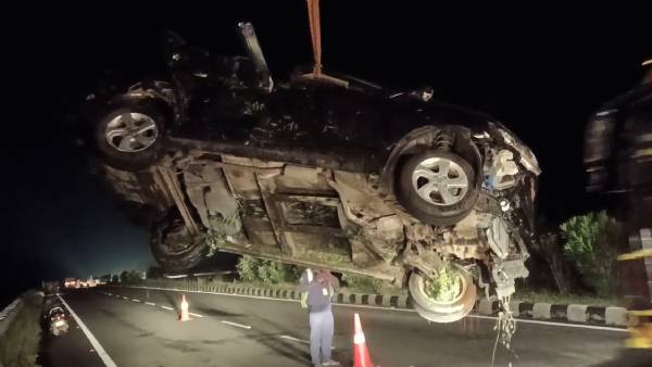 Car overturns in ditch near Kallakurichi accident - 3 women killed Car overturns in ditch near Kallakurichi accident - 3 women killed