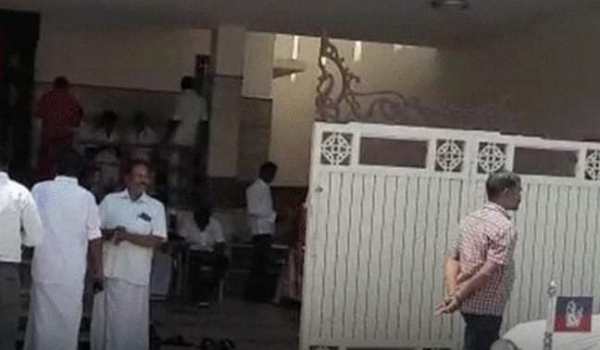 வெறிச்சோடிய ஓபிஎஸ் வீடு