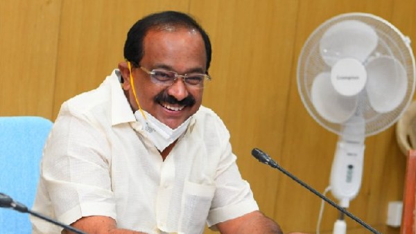அரை வேக்காட்டு அரசியல்வாதி