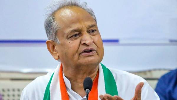 அசோக் கெலாட்டுக்கு நெருக்கடி