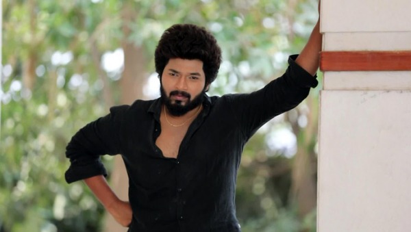 நெட்டிசன்கள் கலாய்ப்பு