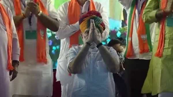 கொடியசைத்தார்