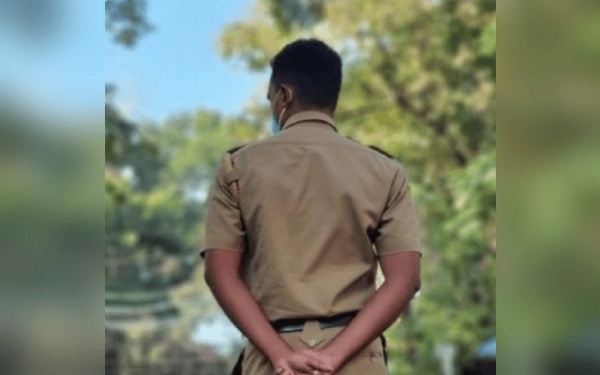 போலீசார் மிரட்டல்