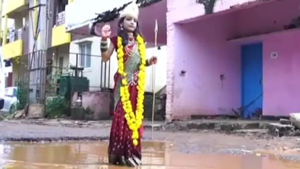 துர்கா வேடத்தில் சிறுமி