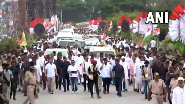 Rahul Gandhi resumes Bharat Jodo Yatra in Karnatakas Mandya district Rahul Gandhi resumes Bharat Jodo Yatra in Karnatakas Mandya district