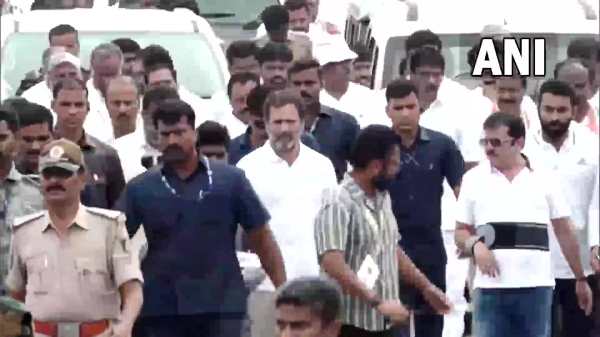 Rahul Gandhi resumes Bharat Jodo Yatra in Karnatakas Mandya district Rahul Gandhi resumes Bharat Jodo Yatra in Karnatakas Mandya district