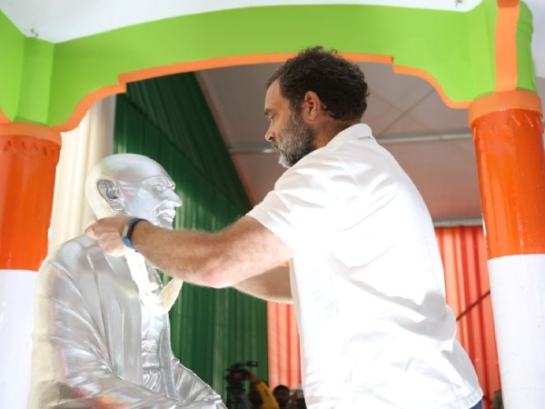 காந்தி சிலைக்கு மரியாதை