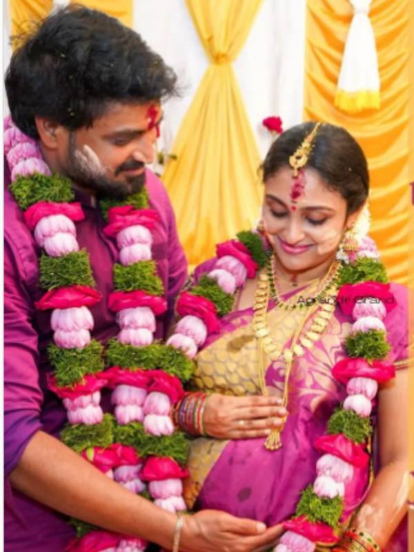 கைகளில் குழந்தை