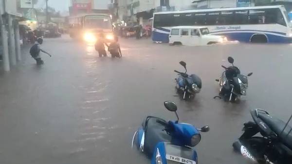 குளம்போல் தேங்கிய மழை நீர்