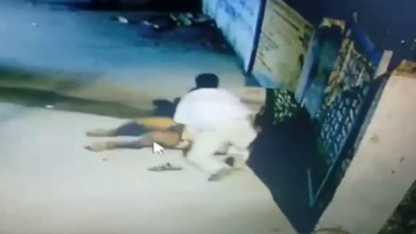 Two drunken people stabbing each other in government hospital premises in Tiruvarur Two drunken people stabbing each other in government hospital premises in Tiruvarur