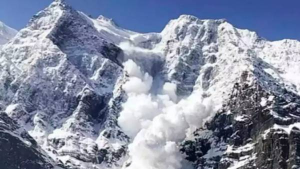 பயங்கர பனிச்சரிவு.. உத்தரகாண்டில் மலையேற்ற வீரர்கள் 10 பேர் பலி.. 18 பேர் மாயம் 