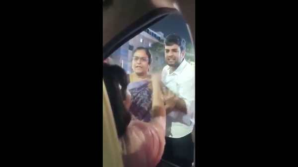 காரில் வந்த ஐஏஎஸ் அதிகாரி