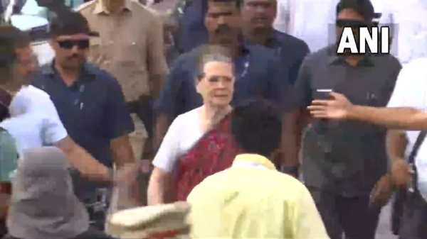 சோனியா காந்தி நடைபயணம்