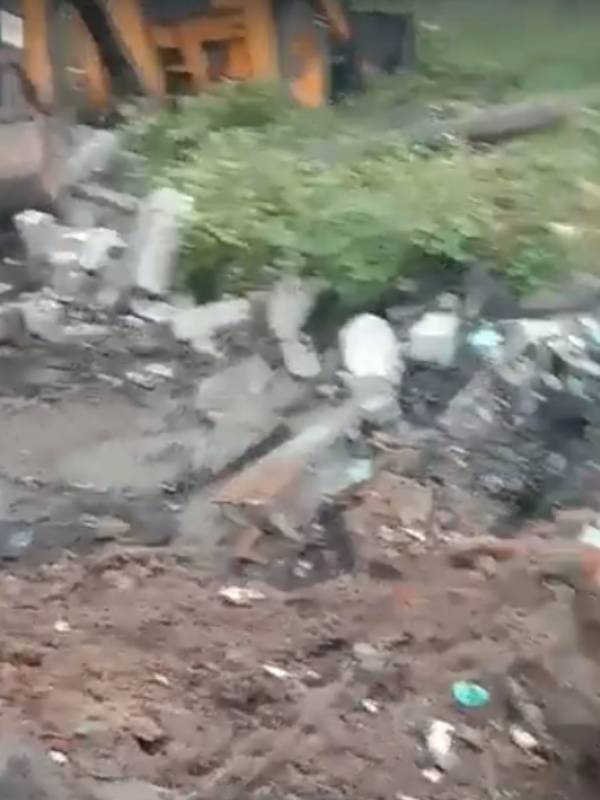 தீண்டாமை சுவரை இடிக்க கோரிக்கை