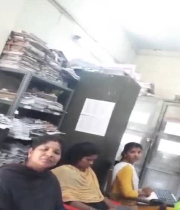 போனில் பேசிய பெண் அதிகாரி