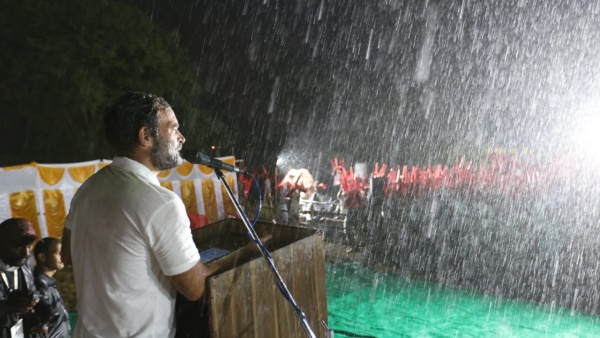மகாத்மா காந்தியை கொன்ற சித்தாந்தம்! அடாத மழையிலும் விடாத ராகுல் காந்தி! மிரண்டு போன கர்நாடகா! 