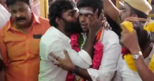 முத்தம் கொடுத்த ஆர்கே சுரேஷ்