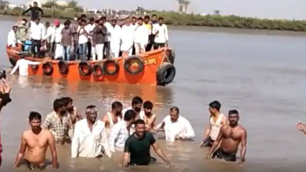 கடலில் குதித்த காங்கிரஸ் வேட்பாளர்