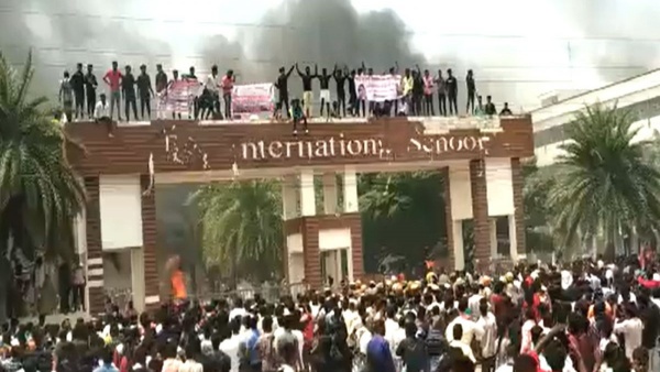 பள்ளியில் கலவரம்