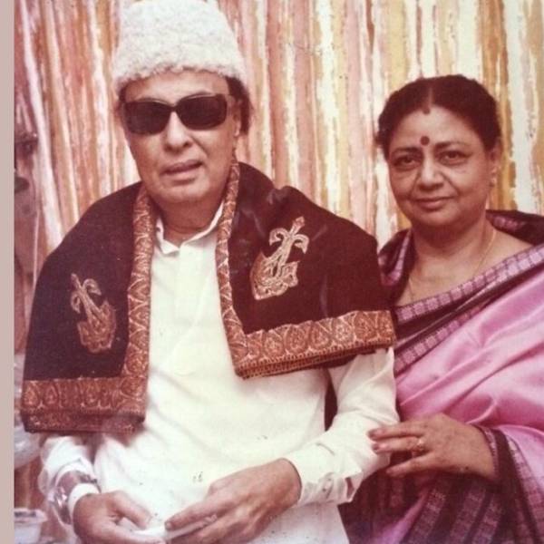 எம்.ஜி.ஆர் - ஜானகி சிலைகள்
