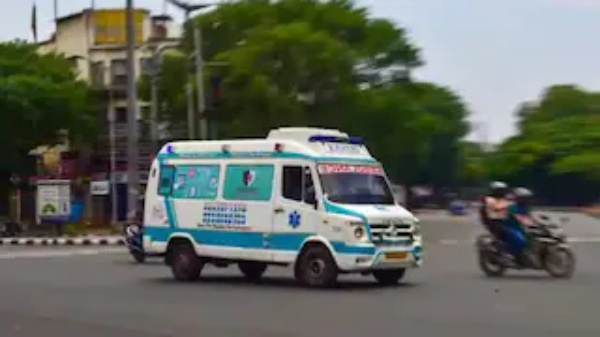 கிராமத்துக்கு வந்த ஆம்புலன்ஸ்
