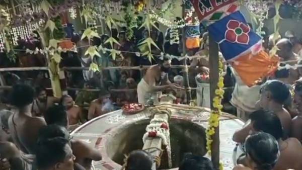 Devotees holy bath Karthigai Amavasai Kumbakonam Sridhara Ayyaval Matt well Ganges overflows Devotees holy bath Karthigai Amavasai Kumbakonam Sridhara Ayyaval Matt well Ganges overflows