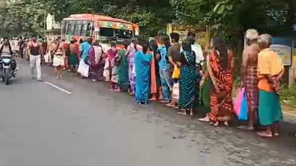 Devotees holy bath Karthigai Amavasai Kumbakonam Sridhara Ayyaval Matt well Ganges overflows Devotees holy bath Karthigai Amavasai Kumbakonam Sridhara Ayyaval Matt well Ganges overflows