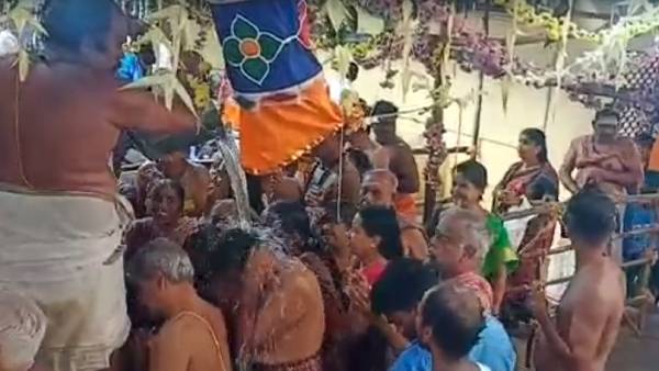 Devotees holy bath Karthigai Amavasai Kumbakonam Sridhara Ayyaval Matt well Ganges overflows Devotees holy bath Karthigai Amavasai Kumbakonam Sridhara Ayyaval Matt well Ganges overflows
