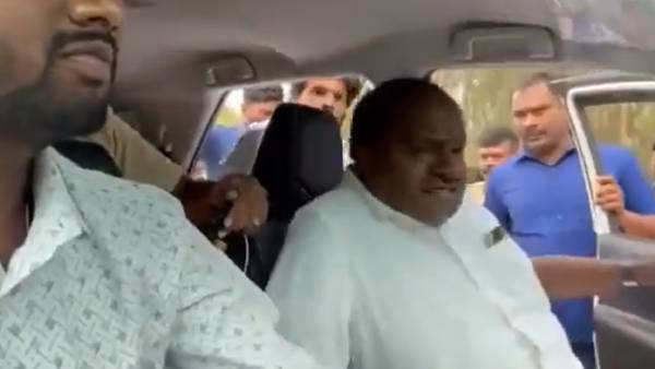 காரில் ஏறும்போது காங். தலைவர் பற்றி வாயை விட்டு மாட்டிக்கொண்ட குமாரசாமி.. காங்கிரஸிடம் மன்னிப்பு! 