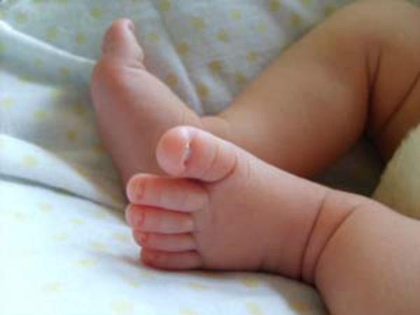வீட்டு வாசலில் விளையாடிய குழந்தை
