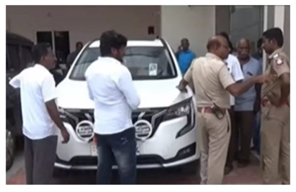 மோதிக்கொண்ட மாணவர்கள்