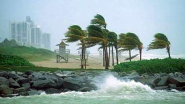 100 கிலோ மீட்டர் வேகத்தில் சூறாவளி