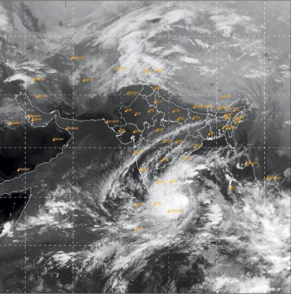 நள்ளிரவில் கரையை கடக்கும் புயல்