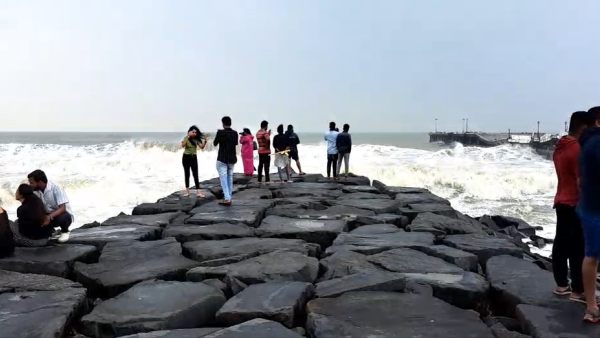 புதுவை, கடலூரில் மிரட்டும் அலைகள்