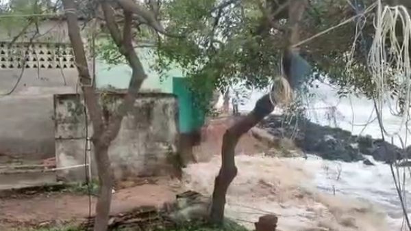 வீடுகளை இழுத்து சென்ற கடல் அலைகள்