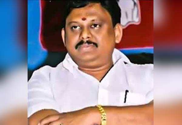 ஓபிஎஸ்ஸை மிரட்டினார்
